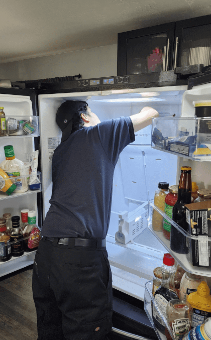Quality inspection during refrigerator repair in Durango